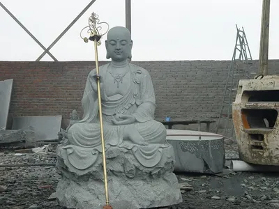 Statua di Ksitigarbha Bodhisattva in porcellana bianca dehua (granito)  